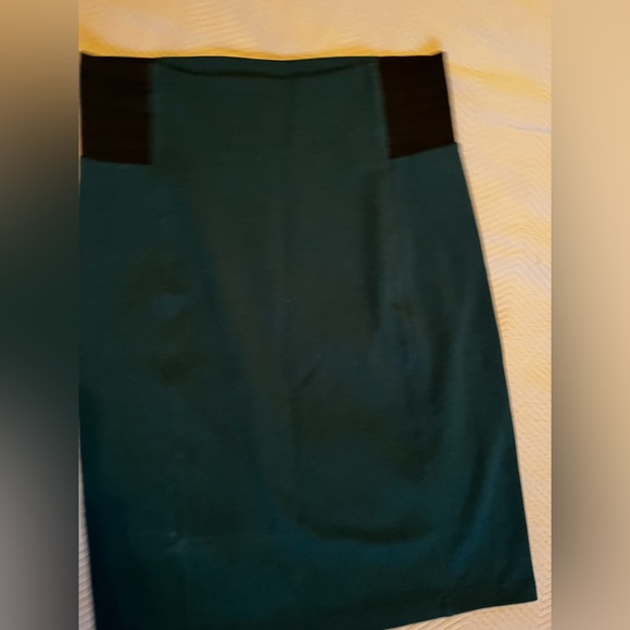 Vero Moda, Coordinated green pencil skirt and lace top set. Small - Picture 2 of 6